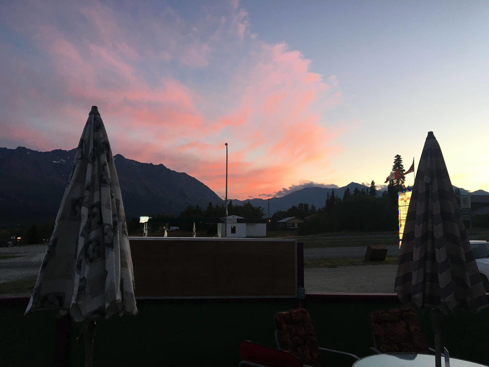 Kluane Park Inn Haines Junction Extérieur photo